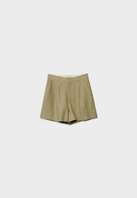 Shorts beige taille haute avec passants pour ceinture, plis avant et fermeture avant dissimulée sur un fond clair uni.