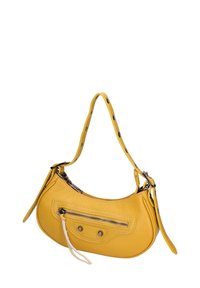 Borsa a tracolla in pelle gialla con forma arrotondata, dotata di tasca frontale con zip e hardware in argento. Tracolla regolabile con dettagli in borchie.