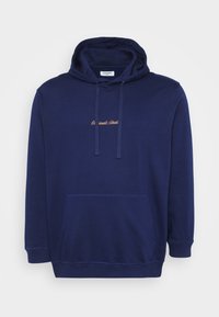 Marineblauwe hoodie met een voorzak, koordjes en geborduurde tekst in lichtbruin. Gemaakt van zachte stof met een gladde textuur.