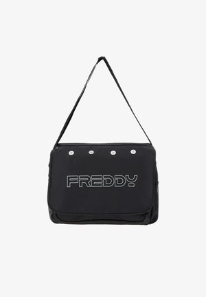 Bolsa de nylon negra con correa ajustable, presenta un gran logo de "FREDDY", cuatro botones de presión plateados y un cierre con cremallera.