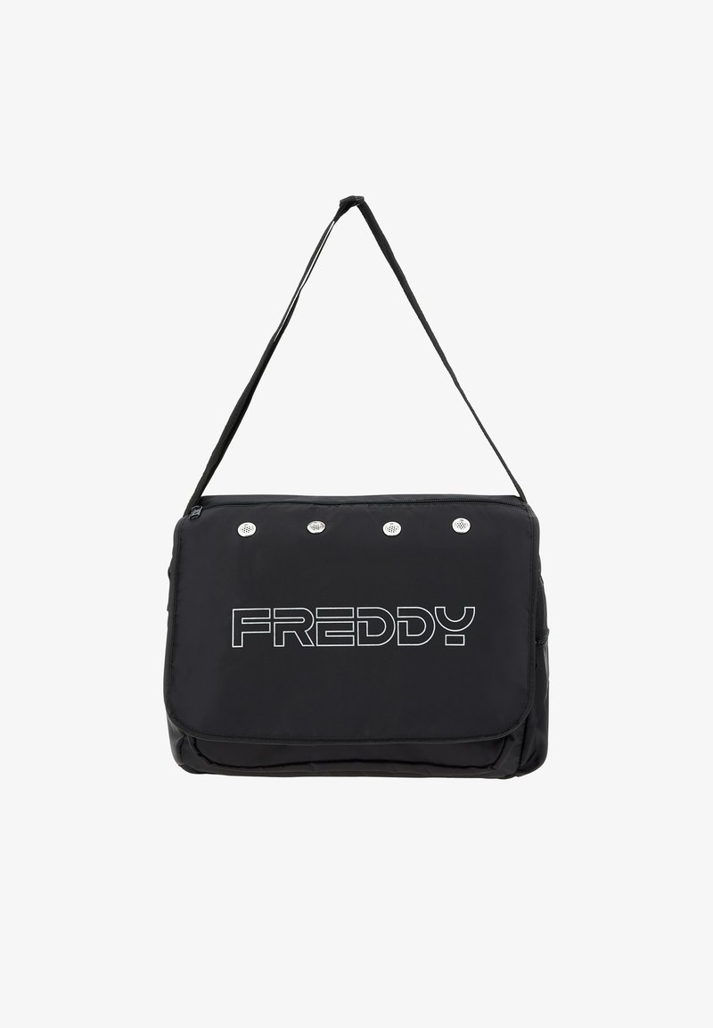 Bolsa de nylon negra con correa ajustable, presenta un gran logo de "FREDDY", cuatro botones de presión plateados y un cierre con cremallera.
