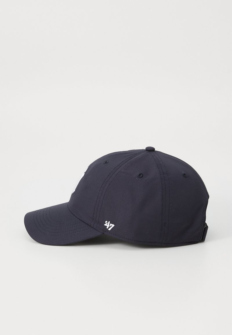 Marinepet met een gebogen klep, stoffen textuur en een geborduurd logo aan de voorkant en zijkant. Inclusief ventilatiegaten voor ademend vermogen.