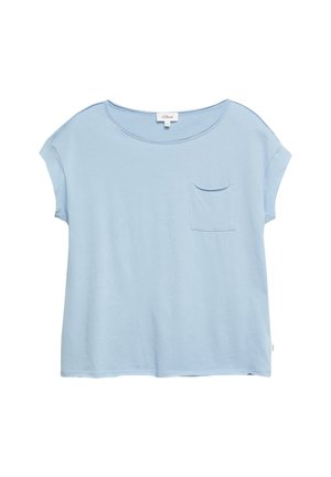 Jasnoniebieski T-shirt z krótkim rękawem, okrągłym dekoltem i małą kieszenią na piersi po lewej stronie.