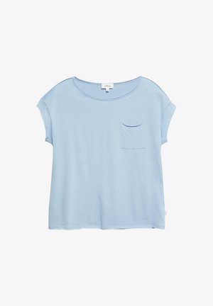 T-shirt bleu clair à manches courtes avec un col rond et une petite poche poitrine sur le côté gauche.