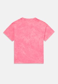 T-maica s kratkimi rokavi v barvni tehniki tie-dye, svetlo rožnata, mehka tkanina, okrogla ovratnica, sproščen kroj in subtilne teksturne variacije.