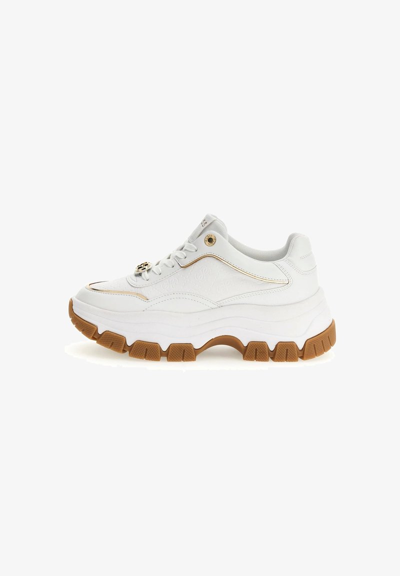 Baskets blanches à semelle épaisse, avec des accents marron, une tige texturée et des œillets métalliques. Comprend des coutures décoratives et un détail de logo.