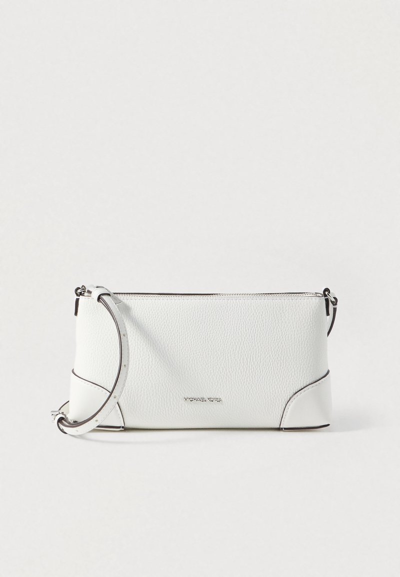 Hvid læder crossbody taske med justerbar rem, lynlåslukning og diskret mærkelogo på forsiden midtpunkt.