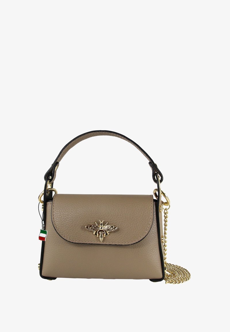 Beige leren handtas met een gouden bij-embleem, afneembare kettingriem en een gestructureerd ontwerp. Beschikt over zwarte accenten en een gestructureerd oppervlak.