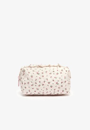 Valget ristpistega ristkülikukujuline kosmeetikakott, millel on väikesed roosad roosimustrid ja tõmblukuga sulgemine valgel taustal.