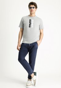 Kigili RUNDHALSAUSSCHNITT UND MUSTER - Camiseta estampada - medium grey