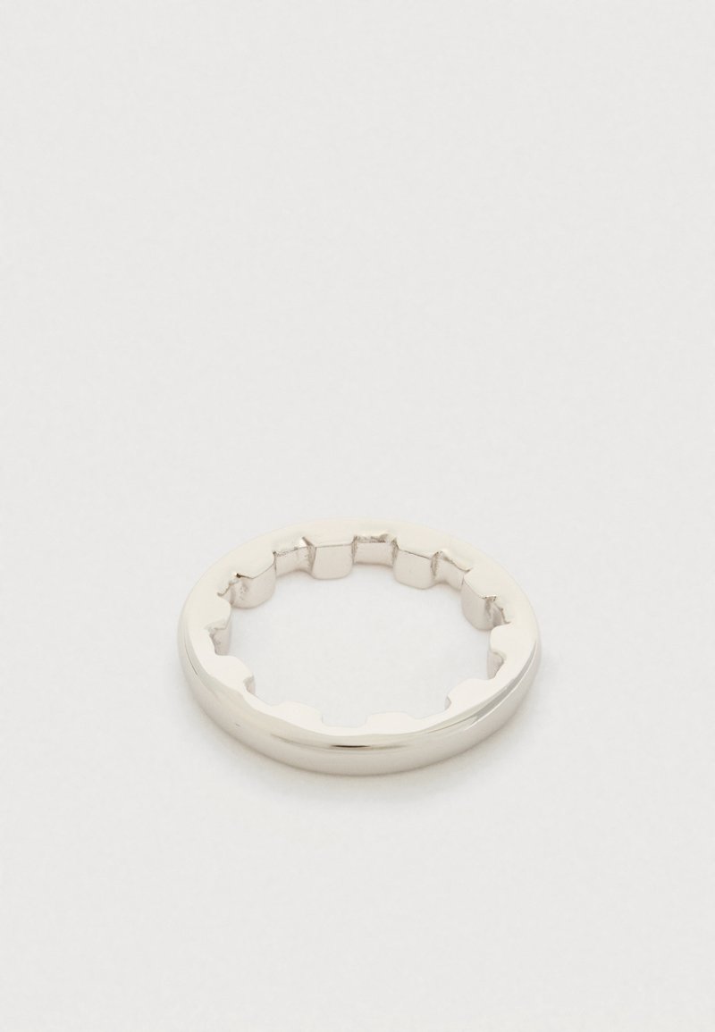 Stříbrný prsten s hladkým vnějším povrchem a vroubkovaným vnitřním okrajem, s leštěným povrchem a kruhovým tvarem.