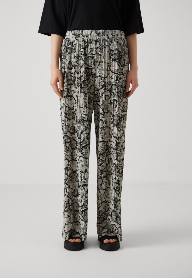 Vero Moda - VMAURORA SNAKE WIDE  - Pantaloni - black, Extindeți