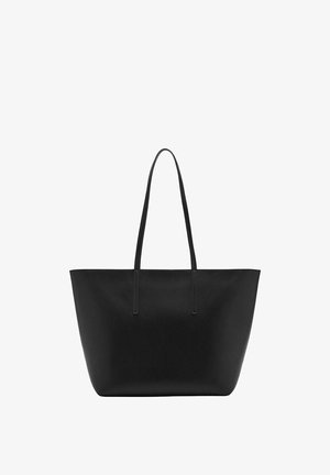 Czarna skórzana torba tote o gładkiej powierzchni, wysoka, otwarta z góry, z dwoma długimi uchwytami. Minimalistyczny design, bez widocznych elementów metalowych czy wzorów.