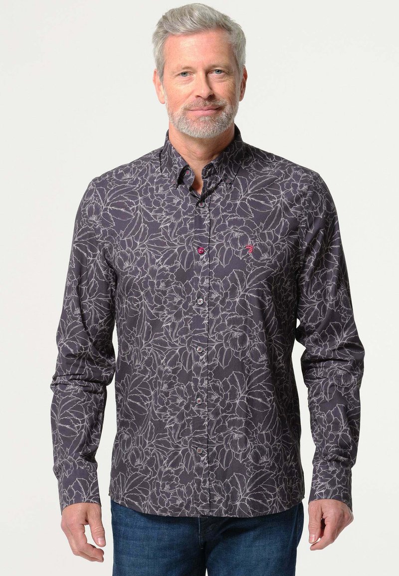 Heren donker bloemen overhemd met lichte grijze bloemmotieven, een gestructureerde kraag en contrasterende knopen. Gepaarde met casual denim broek.