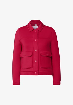 Giacca rossa realizzata in materiale morbido, con collo a camicia, chiusura frontale con bottoni e due grandi tasche a patta. Texture liscia e design aderente.