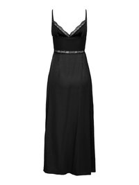 Robe longue noire en satin avec bordure en dentelle sur le décolleté et la taille, dotée de fines bretelles réglables.