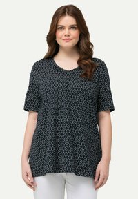 Top de estampado floral en azul marino con mangas cortas y cuello redondeado. Tejido ligero con corte holgado y un sutil patrón texturizado.