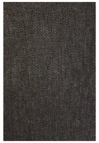 Tejido de mezclilla gris oscuro con una textura de canalé diagonal, que presenta hilos claros sutiles para contraste. Acabado suave con un patrón consistente.