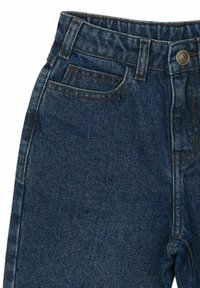Jeans de mezclilla azul oscuro con una textura suave, bolsillos estándar, costuras en contraste y un cierre de botón en la cinturilla.
