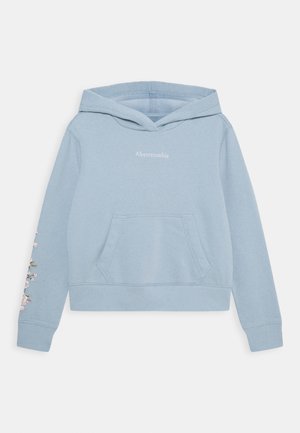 Sudadera azul hecha de una mezcla de algodón, con un bolsillo frontal y un diseño floral bordado en la manga izquierda. Logo de la marca en el pecho.