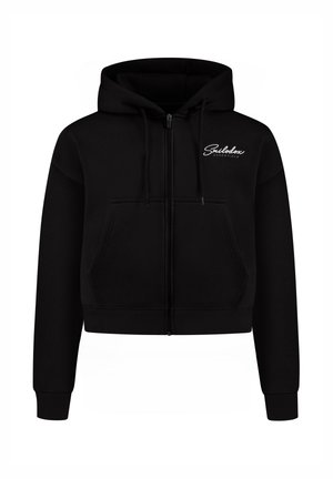 Schwarze, verkürzte Kapuzenjacke mit einem Reißverschluss vorne, Kordelzügen und einer Kängurutasche. Verfügt über weißen Logo-Text im linken Brustbereich.