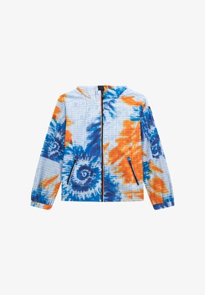 Hooded jack met een blauw, oranje en witte tie-dye patroon, voorzien van een voorkant met rits en twee zijzakken met zwarte accenten.