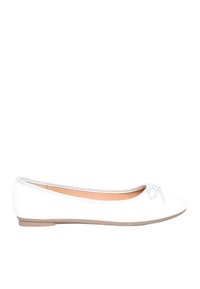 Ballet flat bianco in pelle liscia con punta arrotondata, profilo argentato lungo il colletto e un piccolo fiocco decorativo sul davanti.