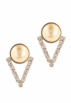 Gouden oorbellen met bovenaan een grote crèmekleurige parel en een V-vormig ontwerp versierd met heldere rhinestones langs de randen.