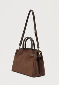 Sac à main en daim marron avec deux poignées supérieures et une bandoulière amovible. Doté d'accents en cuir lisse et de ferrures dorées.