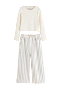 Hvid ribstrikket langærmet top kombineret med lyseblå og hvide stribede pyjamasbukser. Bukserne har elastik i taljen og vide ben.