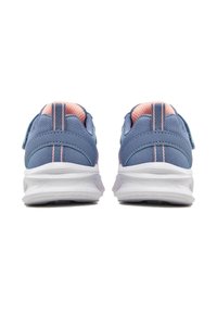 Μπλε αθλητικά παπούτσια με ροζ λεπτομέρειες, υφή υλικού και λευκή σόλα. Διαθέτουν ταινία τράβηγματος στη φτέρνα και λεπτομέρειες με αντίθετη ραφή.