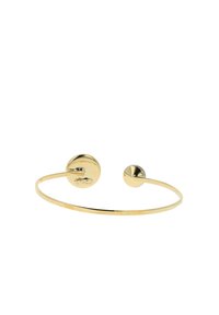 Gouden manchetarmband met een minimalistisch ontwerp, voorzien van een dunne ronde band, sferische accenten aan elke kant en een gepolijste afwerking.