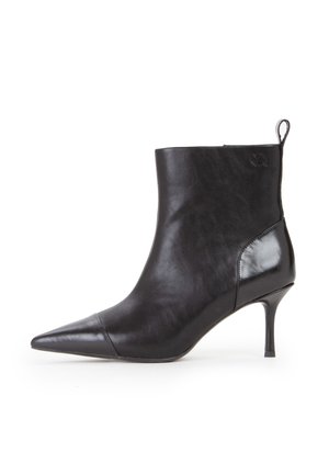 Stivaletto in pelle nera con punta affusolata e tacco alto sottile, dotato di un tassello sul retro e di un logo goffrato discreto vicino alla parte superiore.