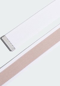 Cintura elastica bianca con una texture morbida, caratterizzata da una striscia marrone chiaro e una fibbia in metallo argentato. Finitura liscia, adatta a vari outfit.