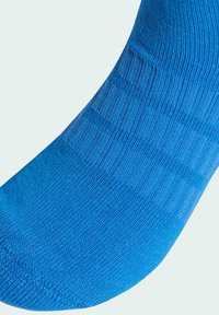 Plava čarapa glatke teksture, s rebrastim dizajnom i bezšavnim prstom za udobnost. Materijal izgleda lagano i rastezljivo.