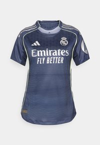 Marinblå fotbollsdräkt i andningsbart material, med korta ärmar, Adidas-logotyp och Emirates-logotyp i vitt. Randigt mönster som accentuerar.