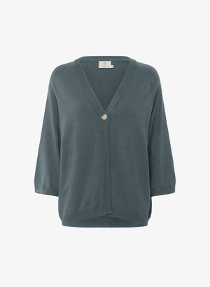 Sötét türkiz V-nyakú kardigán, háromnegyedes ujjakkal, egy gombos záródással és puha, textúrázott kötött anyagból.