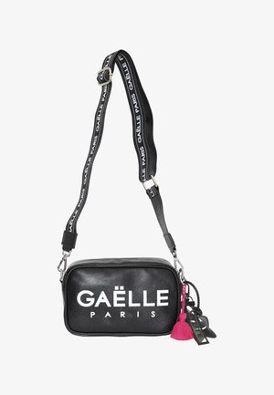 Borsa a tracolla rettangolare nera con logo bianco "GAËLLE PARIS", tracolla regolabile con marchio e charm a nappe rosa attaccato.