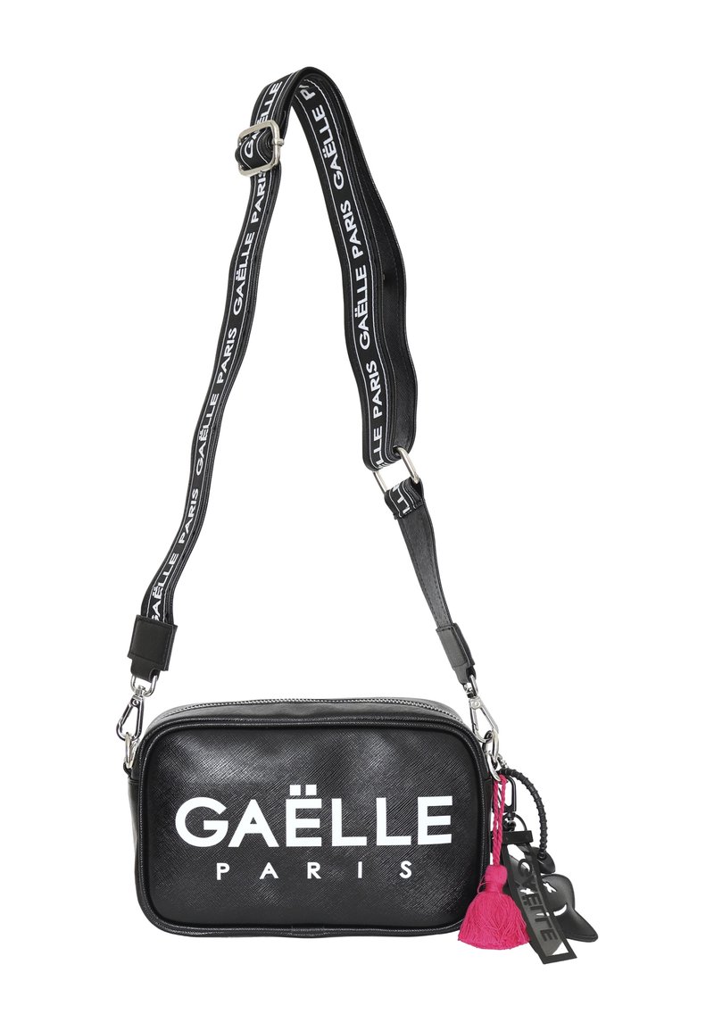 Borsa a tracolla rettangolare nera con logo bianco "GAËLLE PARIS", tracolla regolabile con marchio e charm a nappe rosa attaccato.