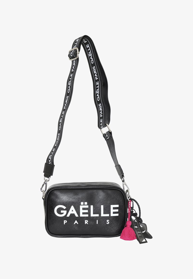 Borsa a tracolla rettangolare nera con logo bianco "GAËLLE PARIS", tracolla regolabile con marchio e charm a nappe rosa attaccato.