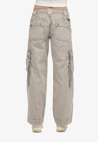 Helle graue Cargo-Hose mit lockerer Passform, die mehrere Seitentaschen, einen elastischen Bund und umgeschlagene Säume bietet. Weicher, nicht dehnbarer Stoff.