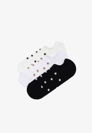 Trzy pary skarpetek do kostek: białe w czarne kropki, białe w brązowe kropki oraz czarne w białe kropki, ułożone na sobie.