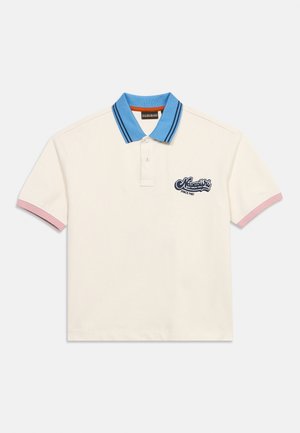 Kortermet hvit polo med blå krage, rosa ermekanter, to-knapps plastrong og marineblå logo tekst på brystet.