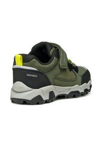 Chaussure de randonnée verte avec des accents noirs, une sangle Velcro, une semelle en caoutchouc texturé et une languette réfléchissante au talon. Comprend un mesh pour la ventilation.