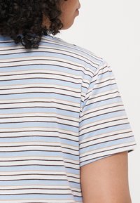 Camiseta de rayas con mangas cortas, con rayas horizontales en azul claro, blanco, marrón y beige, fabricada en material de algodón suave, con cuello redondo.