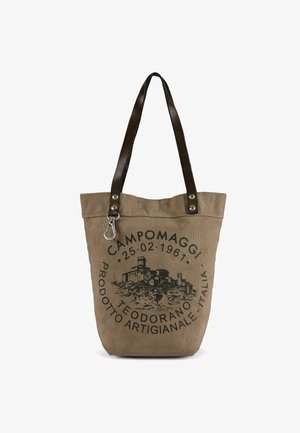 Canvas tas in lichtbruin met donkerbruine lederen banden. Heeft een gedrukte afbeelding van een gebouw en tekst rond de bovenkant. Zilverkleurige hardware accenten.