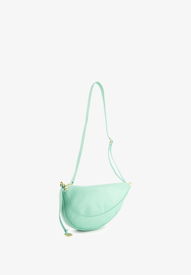 Sac en cuir vert menthe en bandoulière avec une forme arrondie, présentant des accessoires en or, une longue sangle et une surface lisse et texturée.