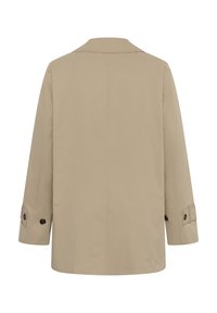 Beige frakke med lange ærmer vist bagfra med knappede remme på manchetterne og en lige skåret kant.