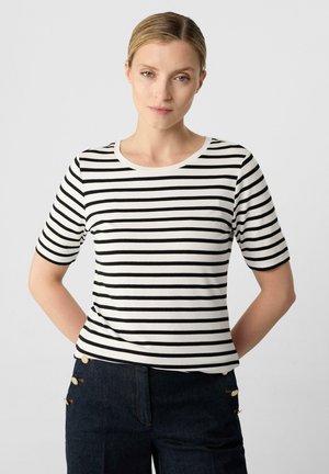 Gestreiftes Baumwoll-T-Shirt mit schwarz-weißen horizontalen Streifen, kurzen Ärmeln und Rundhalskragen, kombiniert mit dunkelblauen Jeans.