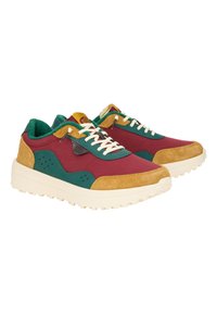 Zapatillas multicolores con tejido burdeos, detalles de cuero verde y gamuza color avellana. Suela de goma blanca gruesa con diseño texturizado.